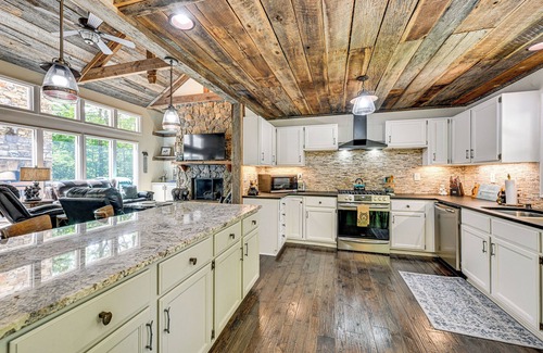 Sapphire House | ‘Mountain Bearadise’ Home w/Stunning Views