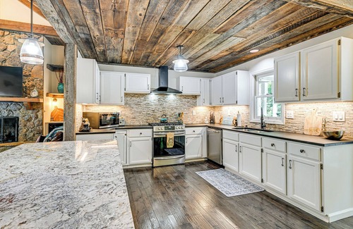 Sapphire House | ‘Mountain Bearadise’ Home w/Stunning Views