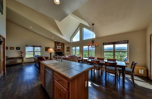 Pole Creek House | Mountain Bliss 3 BR Retreat With Views and Hot Tub