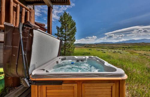 Pole Creek House | Mountain Bliss 3 BR Retreat With Views and Hot Tub