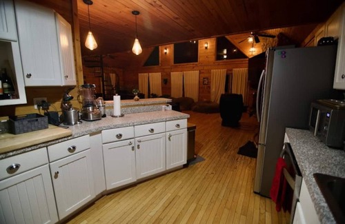 Pittsfield House | Mountain Bliss: Spacious Retreat Near Killington, 5 Br, 3 Ba Hot tub Sleeps 15
