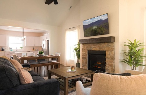Cashiers Cabin | Mountain Breeze Cottage (Short walk to Waterfall!)