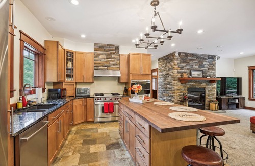 Killington Ski Chalet | Mountain Brook Lodge a spectacular house with amazing stone work and A/C 6 miles from Killington Resort