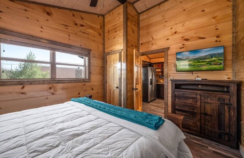 Sevierville Cabin | Mountain Cabin/Indoor Pool/Hot Tub/Games/Views