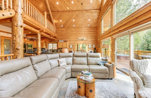 Shaver Lake Cabin | Mountain Cabin w/Hot Tub: 4 Mi to Shaver Lake!