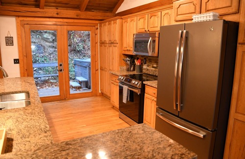 Laurel Ridge Ski Chalet | Mountain Chalet with Amazing Views in quiet setting, 2 kings, Pet Friendly