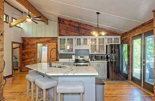 Clarkesville Apartment | Mountain Charm on Lake Burton in this 3-bedroom Apartment