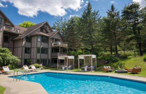 Stowe Area Hotel | Mountain-Chic Lodge in Walkable Stowe Village Near Dining & Adventure
