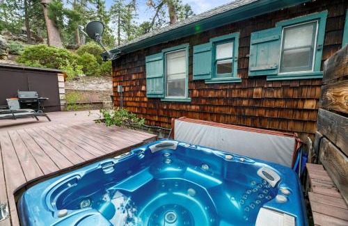 Boulder Bay House | Mountain Cottage - Hot Tub! Walk to Lake and National Forest Hiking Trails