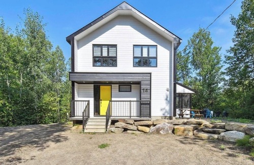 Mandeville Ski Chalet | Mountain Cottage: Stunning Views, Comforts, Spa & Pet-Friendly!