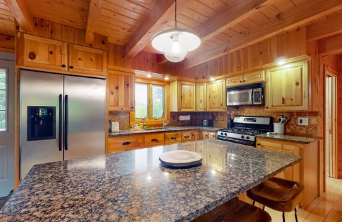 Ellsworth Cabin | Mountain creek retreat with a firepit, deck, grill, kayaks & AC