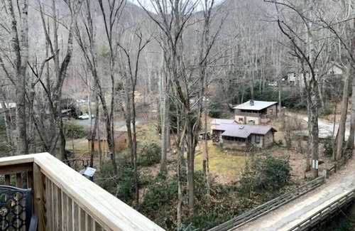 Cattail Creek Cabin | Mountain Creekside Retreat
