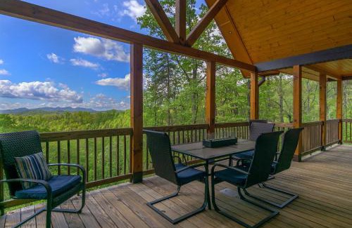 Marion House | Mountain Crest Pet-friendly Log Cabin with Mountain Views!