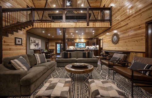 Hochatown Cabin | Mountain Dance Lodge -Custom Playscape + MOUNTAIN TOP views- Sleeps 20