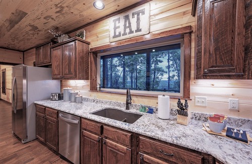 Hochatown Cabin | Mountain Dance Lodge -Custom Playscape + MOUNTAIN TOP views- Sleeps 20