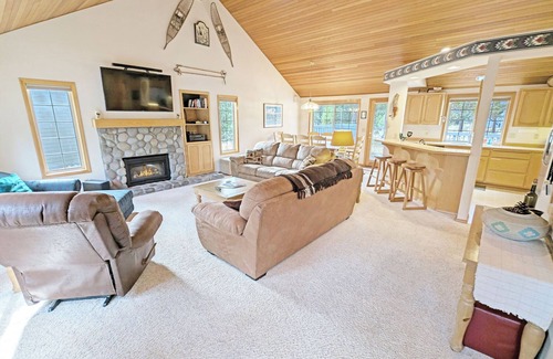 Deer Park House | Mountain decor, 3/2 on North End with SHARC! -PYR07