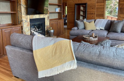 Andrews House | Mountain Dream Home with Breathtaking View, Swimming Pool and Hot Tub