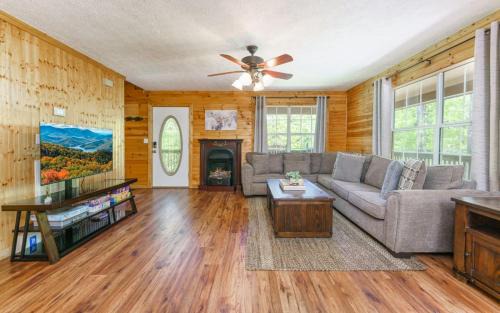 Sevierville House | Mountain Dreams 1430 Hot Tub Fire Pit Arcade Game