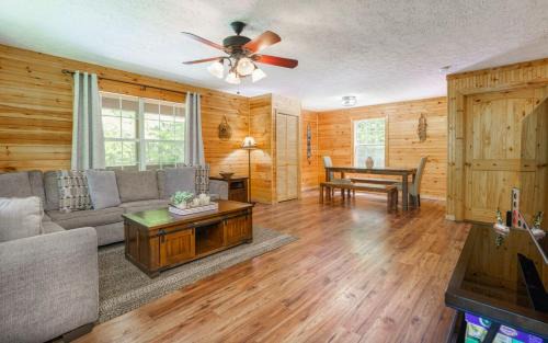 Sevierville House | Mountain Dreams 1430 Hot Tub Fire Pit Arcade Game