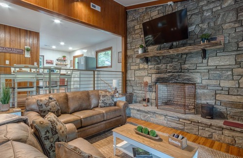 Maggie Valley Cottage | Mountain Dreams Cottage - Peaceful, Charming, Pet Friendly, Creekside and Views!