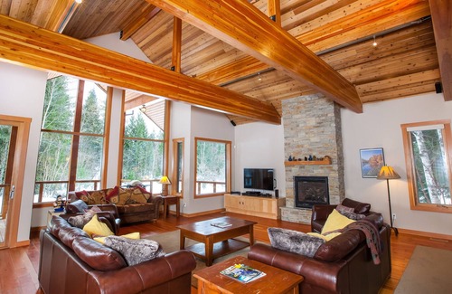 Revelstoke House | Mountain Gate Lodge, Luxury Vacation Home 2kms from Revelstoke Mountain Resort
