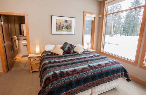 Revelstoke House | Mountain Gate Lodge, Luxury Vacation Home 2kms from Revelstoke Mountain Resort