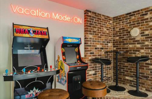 Massanutten House | Mountain Gem with Slopes, Game, Movie Theatre and Hot Tub