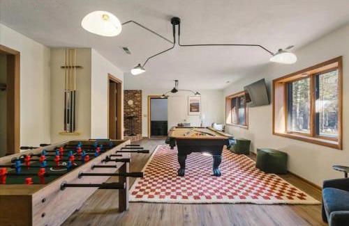 Massanutten House | Mountain Gem with Slopes, Game, Movie Theatre and Hot Tub