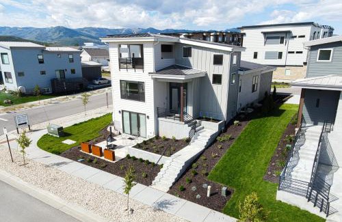 Park City House | Mountain Getaway Air Hockey E-Bike Ping Pong