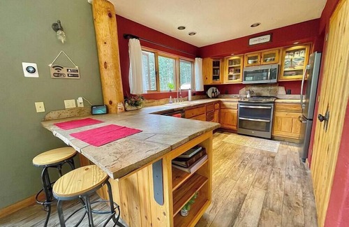 Purgatory Cabin | Mountain Getaway- Hot Tub, Hiking, 5mins to Ski Resort