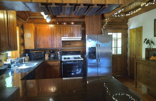 Hamilton House | Mountain Getaway Log Cabin