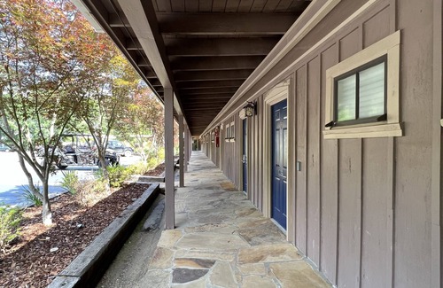 Mount Ida Apartment | Mountain Harbor Queen Guest Room on Lake Ouachita by RedAwning