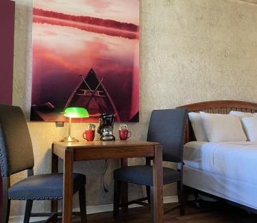 Mount Ida Hotel | Mountain Harbor Queen Guest Room on Lake Ouachita