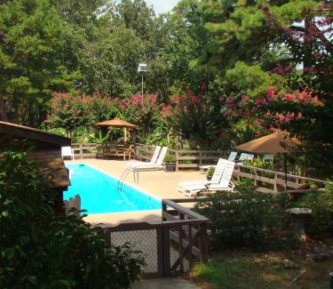 Mount Ida Hotel | Mountain Harbor Queen Guest Room on Lake Ouachita