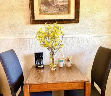 Mount Ida Hotel | Mountain Harbor Queen Guest Room on Lake Ouachita