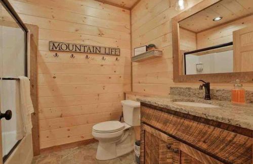 Mineral Bluff House | Mountain Hideaway with Hot Tub & Fire Pit