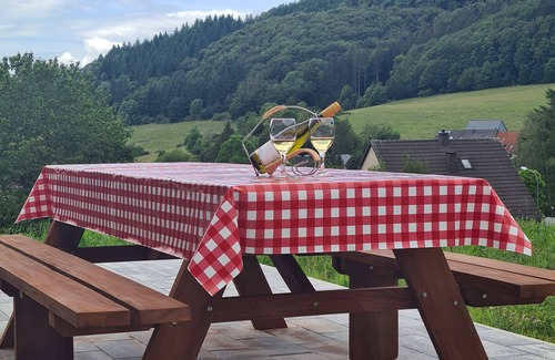 Hohenfels-Essingen House | Mountain holiday home surrounded by a green oasis in the Vulkan Eifel region.