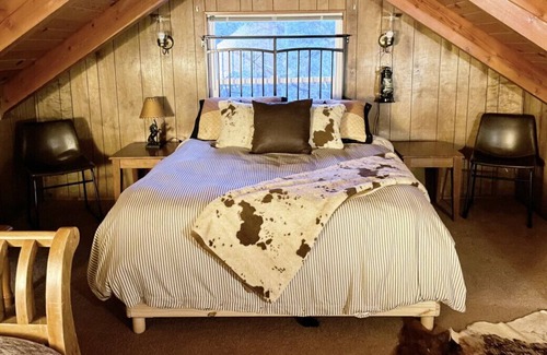 Wrightwood Cabin | Mountain Home near Ski Resort w/ Fireplace