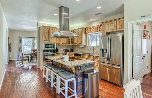 Mariposa House | Mountain home near Yosemite with sweeping views, high-speed Starlink internet