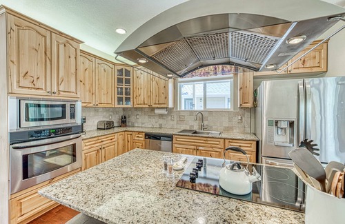 Mariposa House | Mountain home near Yosemite with sweeping views, high-speed Starlink internet