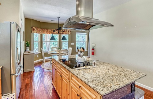 Mariposa House | Mountain home near Yosemite with sweeping views, high-speed Starlink internet