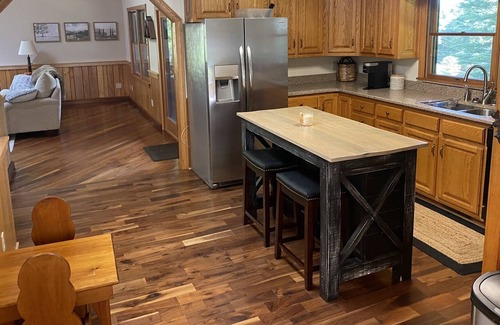 Warrensville Cabin | Mountain House minutes from West Jefferson