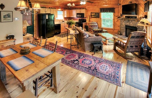 Helen Cabin | Mountain Hydeaway | Mtn Retreat w/Stunning Views, Fireplace and Covered Hot Tub