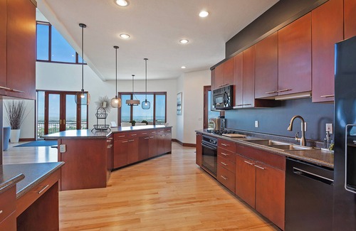 North Salt Lake House | Mountain & Lake View’s at the Pinnacle Retreat - Best Snow on Earth! Ski Utah!