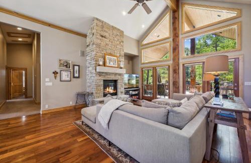 Summit Park House | Mountain Luxury, Sleeps 10, Private Hot Tub, 15 Min to Canyons, Ideal for Family Getaways!
