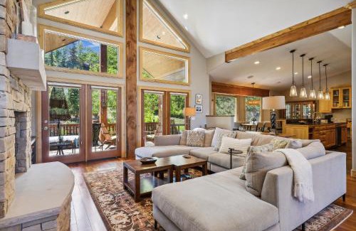 Summit Park House | Mountain Luxury, Sleeps 10, Private Hot Tub, 15 Min to Canyons, Ideal for Family Getaways!