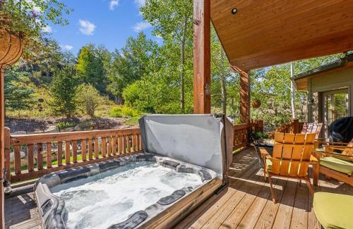 Summit Park House | Mountain Luxury, Sleeps 10, Private Hot Tub, 15 Min to Canyons, Ideal for Family Getaways!