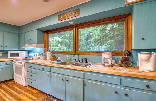 Maggie Valley Cottage | Mountain Magic Cottage - Creekside, Stunning Views, Pet Friendly, Cozy, Peaceful
