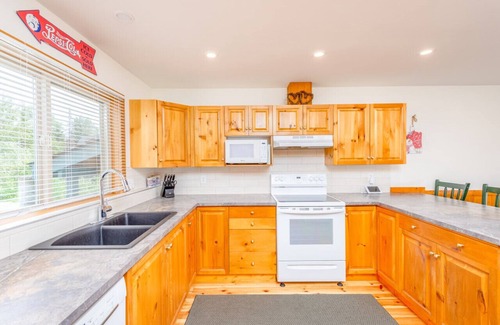 Snow Pine Estates House | Mountain Magic: Hot Tub, Games & Ski in/ski out