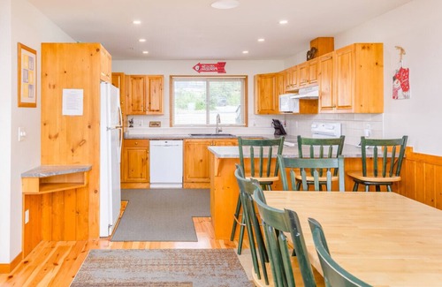 Snow Pine Estates House | Mountain Magic: Hot Tub, Games & Ski in/ski out